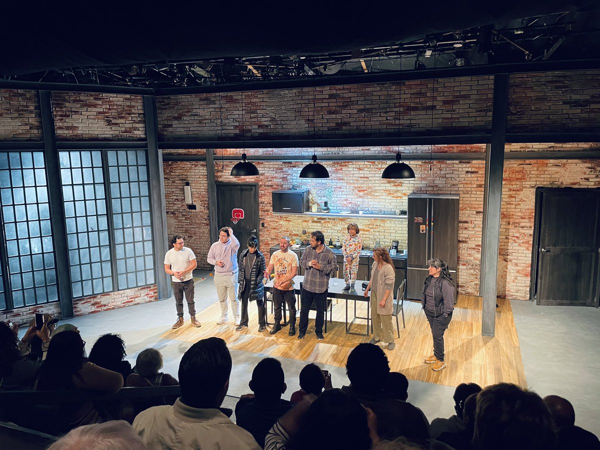 Ojalá vuelvan con otra temporada de HUÉRFANOS… Están increíbles <a href="/ItariMarta/">Itari Marta</a> <a href="/antoniovegar/">Antonio Vega García</a> #RobertoCabazos !
Obvio, la gran dirección de Angélica Rogel.