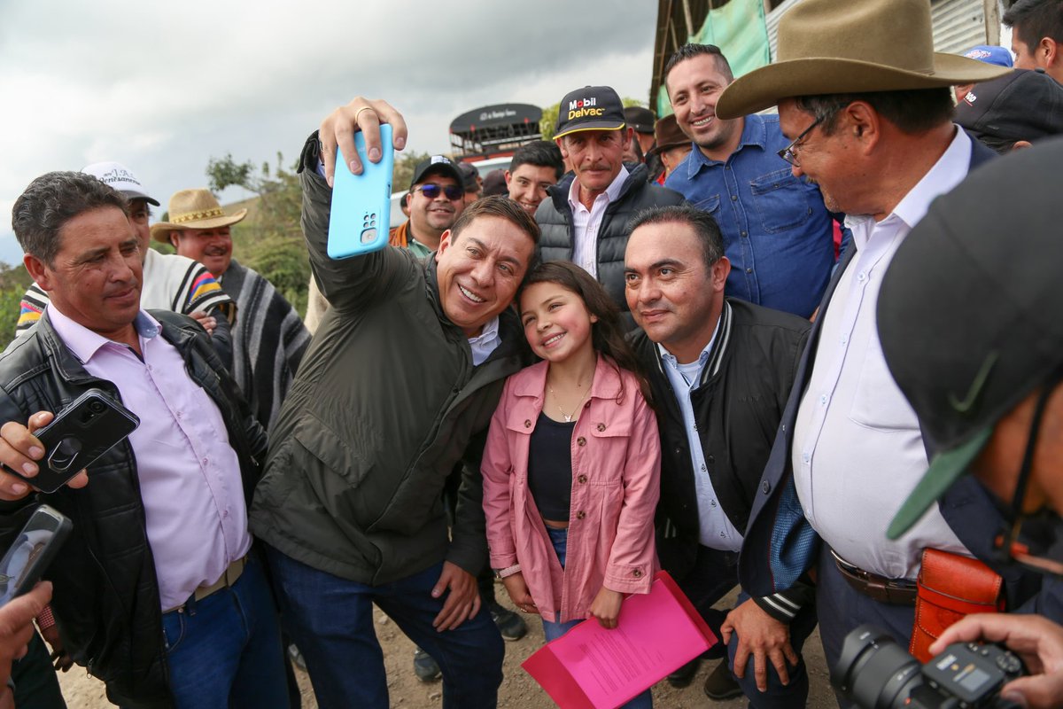 CarlosAmayaR's tweet photo. ¡Seguimos cumpliéndole a las y los boyacenses! 💪🏻

Junto con la comunidad, firmamos el acuerdo para el mantenimiento del corredor vial Tierra Negra - Jenesano, una inversión de más de $1.800 millones que impulsará la conectividad y el desarrollo de la provincia Márquez.  

Con esta obra, no solo mejoraremos la movilidad, sino que reafirmamos nuestro compromiso con conectar territorios y fortalecer el desarrollo de la #BoyacáGrande 💚💜🤍.
