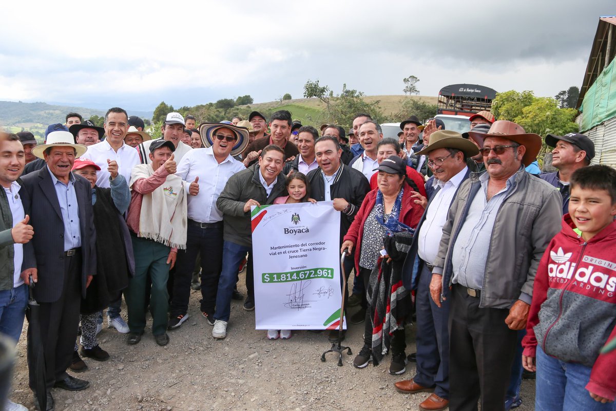 CarlosAmayaR's tweet photo. ¡Seguimos cumpliéndole a las y los boyacenses! 💪🏻

Junto con la comunidad, firmamos el acuerdo para el mantenimiento del corredor vial Tierra Negra - Jenesano, una inversión de más de $1.800 millones que impulsará la conectividad y el desarrollo de la provincia Márquez.  

Con esta obra, no solo mejoraremos la movilidad, sino que reafirmamos nuestro compromiso con conectar territorios y fortalecer el desarrollo de la #BoyacáGrande 💚💜🤍.