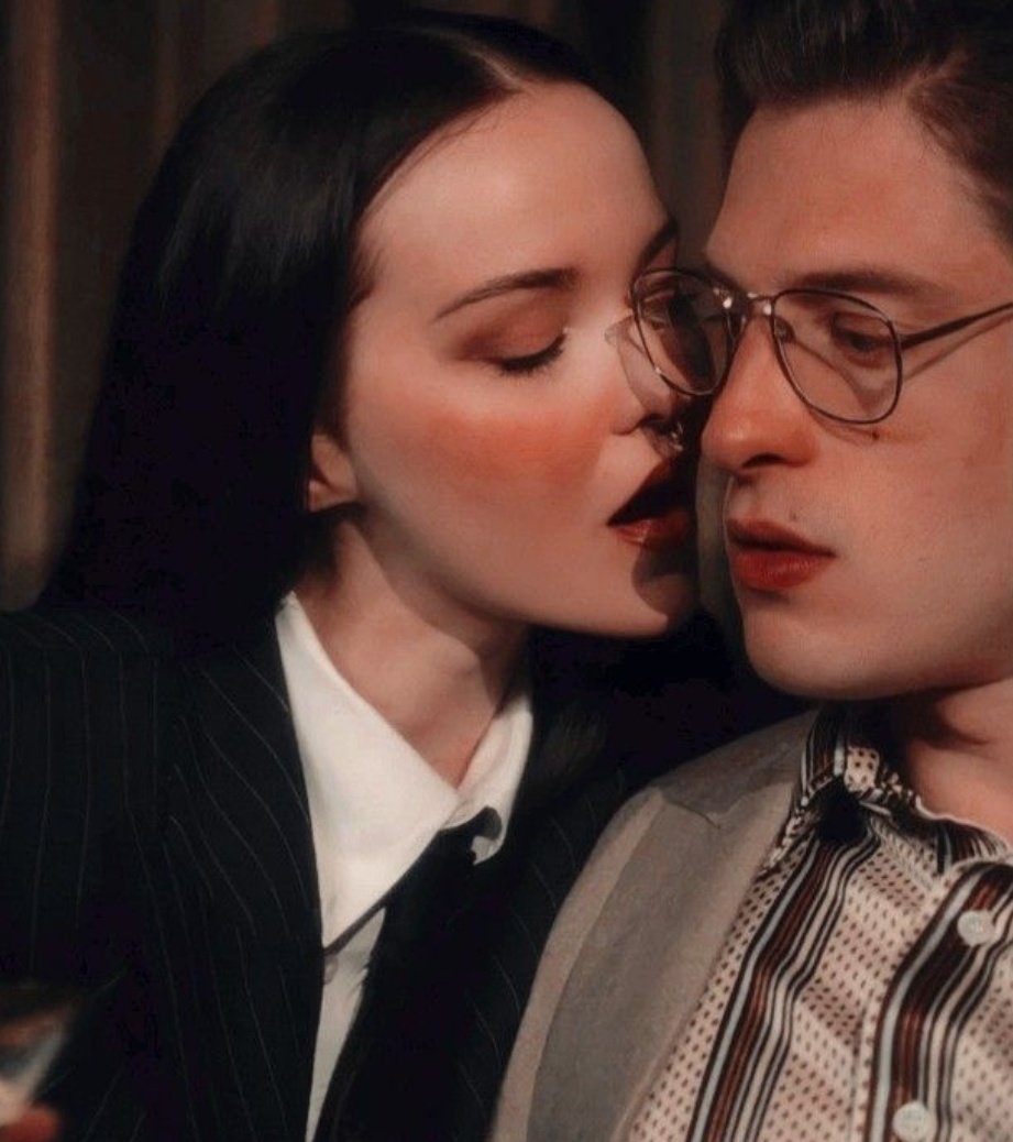 ㅤ      
ㅤ    Alice Weiss.
ㅤ          ━━━━━━ 

 ㅤ  213 years, 24 apparent.

 ㅤ College student.

 ━━ Vampire.

               ↻ ʀᴛ
⠀ 
                    ،̲ Thread of threads. 
ㅤㅤㅤㅤ