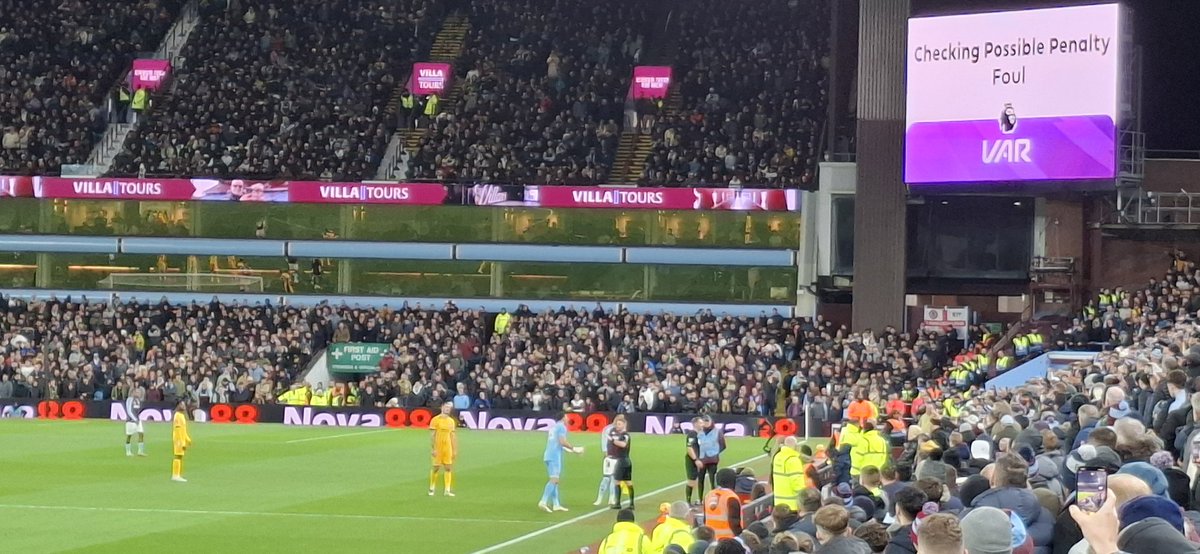 jokers_tailor's tweet photo. Emi Martinez there, assisting the officials with their VAR review like some random bloke sat next to you at the pub quiz, feeding you incorrect answers. #avlbri https://t.co/1GMkXCCnR5