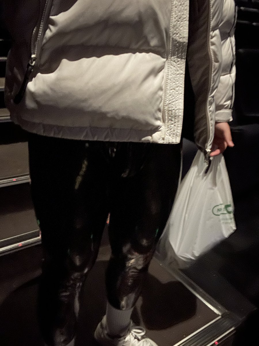 심야 영화:) 

크레딧 올라갈 때 관객들이 나가면서 나를 발견하곤 눈이 마주치고 계속 바라볼 때 심장이 쿵쿵… 

#라텍스 #latex #rubber #ラバー #latexinpublic