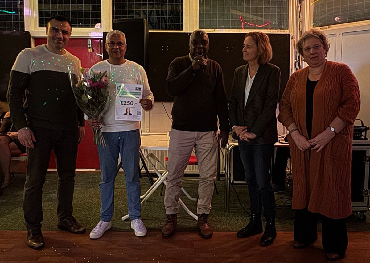 CDA Zoetermeer steunt Vereniging Paloeloe! 🌟

Namens CDA Zoetermeer hebben Ingeborg ter Laak, Charlotte Hensen en Hemin Hawezy een bijdrage uit het Ingeborg ter Laak Fonds overhandigd aan Vereniging  Paloeloe. cda.nl/zuid-holland/z…