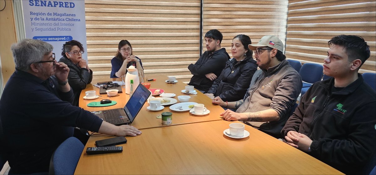 Senapred's tweet photo. Como parte de coordinación ante la temporada de Incendios Forestales 2024-2025, funcionarios de la CENCOR de @conaf_minagri  Magallanes visitaron las dependencias de #SENAPREDMagallanes, con el objetivo de conocerse entre trabajadores de ambas instituciones y de esa forma afianzar lazos y fortalecer el trabajo conjunto.