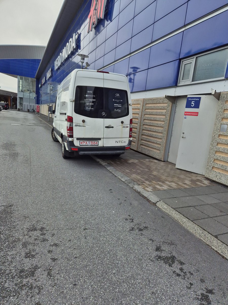 Mitt áramóta hate? 

Karlar sem kunna ekki að leggja bílnum sínum. 🥳