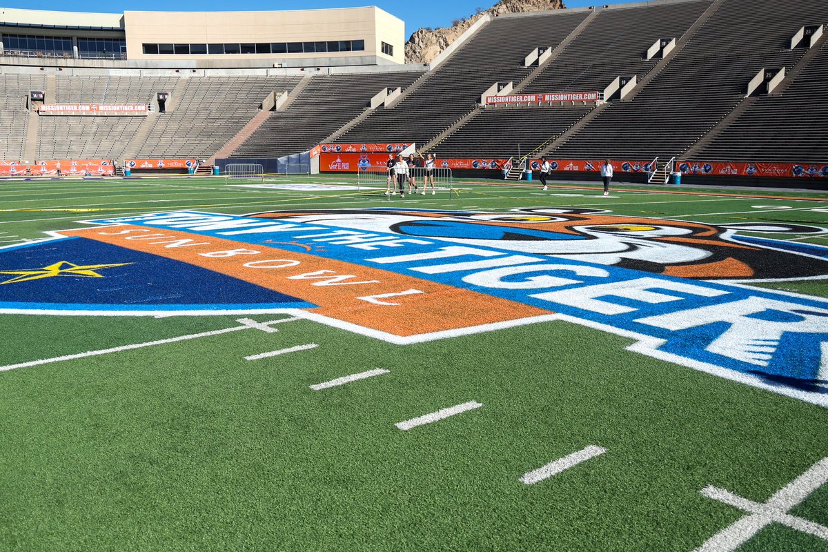 LouisvilleFB's tweet photo. 📍 Sun Bowl Stadium
#GoCards https://t.co/GVh0iPqSX6