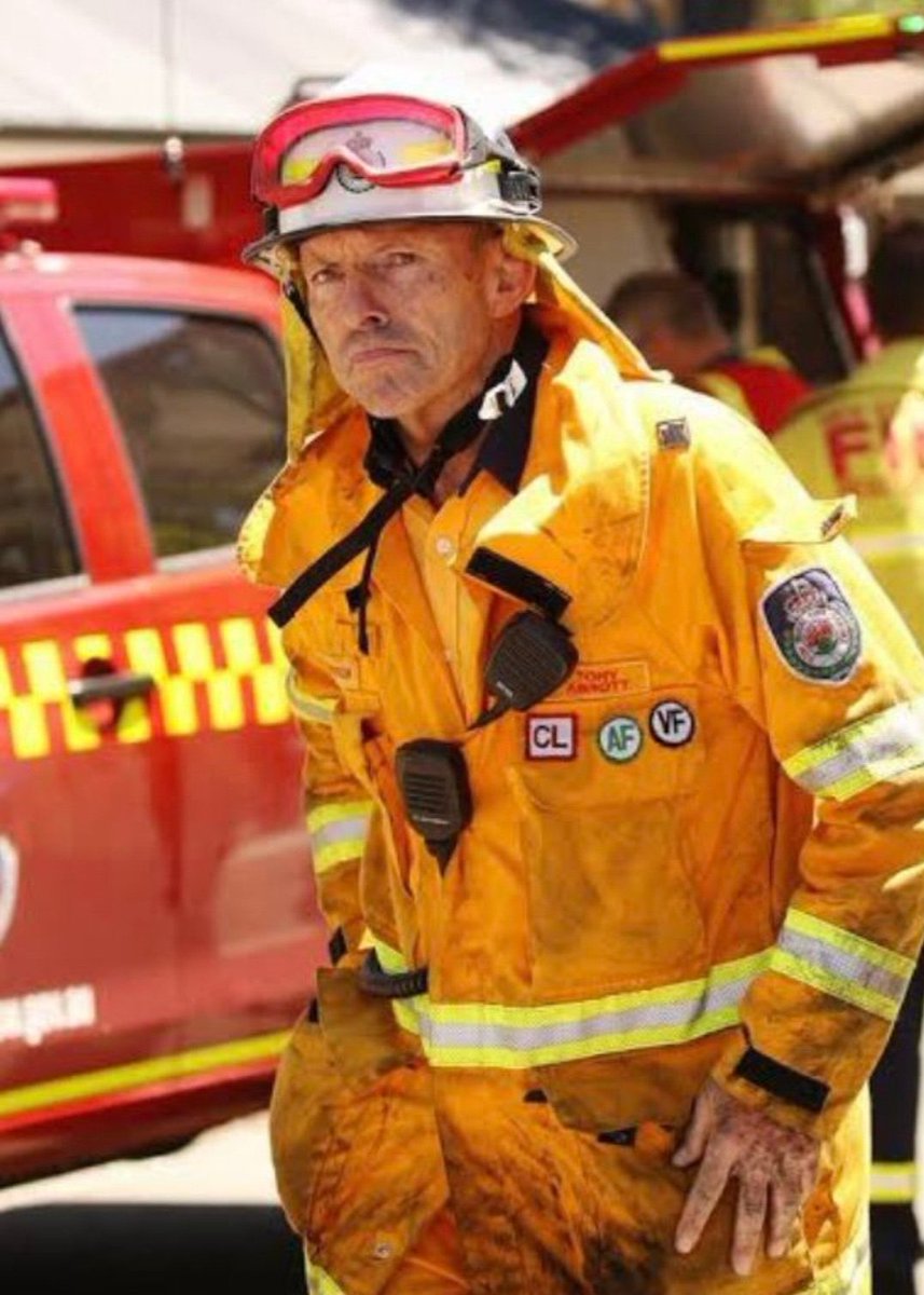 PoliBard's tweet image. Here's a new year's resolution for you, Australia:
More hose holders, less pose holders.