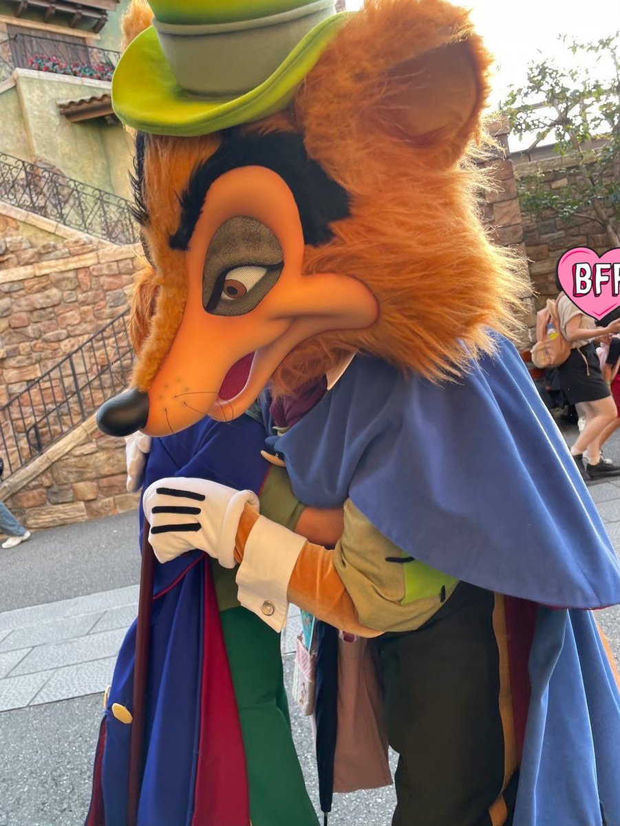 Inumatu1's tweet photo. #ディズニーリゾートで一番幸せを感じた瞬間
去年だけど友人とフェギ仮装で行ったら本人たちとペアグリできたこと https://t.co/vrQBAdRCx3