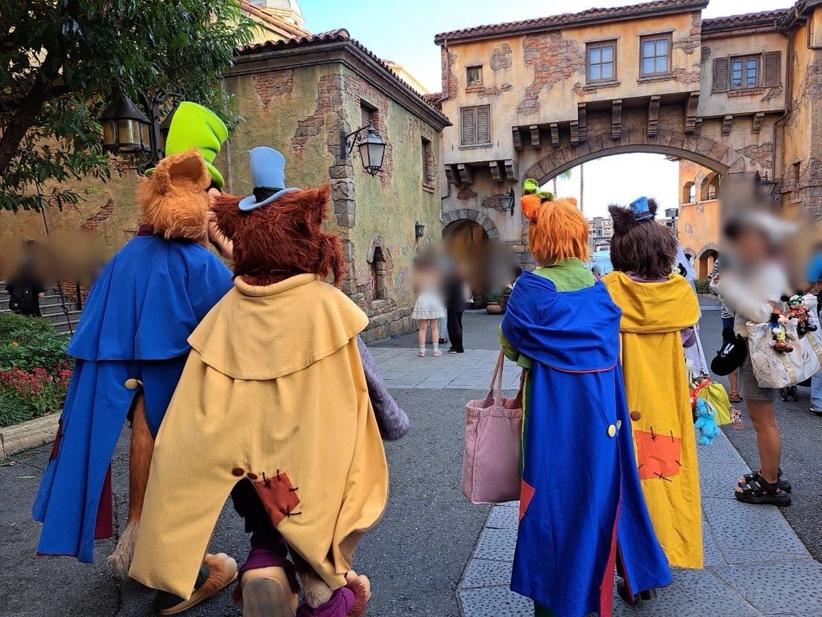 Inumatu1's tweet photo. #ディズニーリゾートで一番幸せを感じた瞬間
去年だけど友人とフェギ仮装で行ったら本人たちとペアグリできたこと https://t.co/vrQBAdRCx3