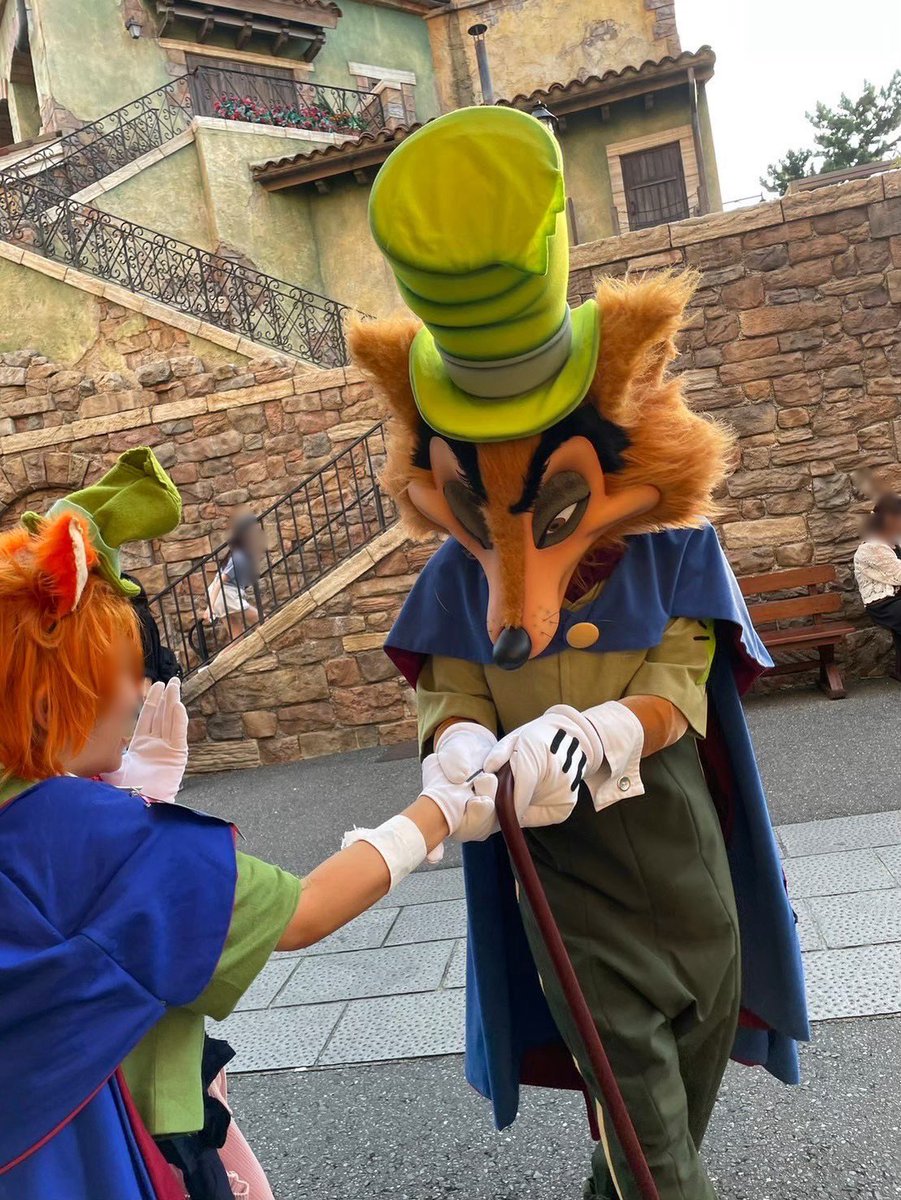 Inumatu1's tweet photo. #ディズニーリゾートで一番幸せを感じた瞬間
去年だけど友人とフェギ仮装で行ったら本人たちとペアグリできたこと https://t.co/vrQBAdRCx3