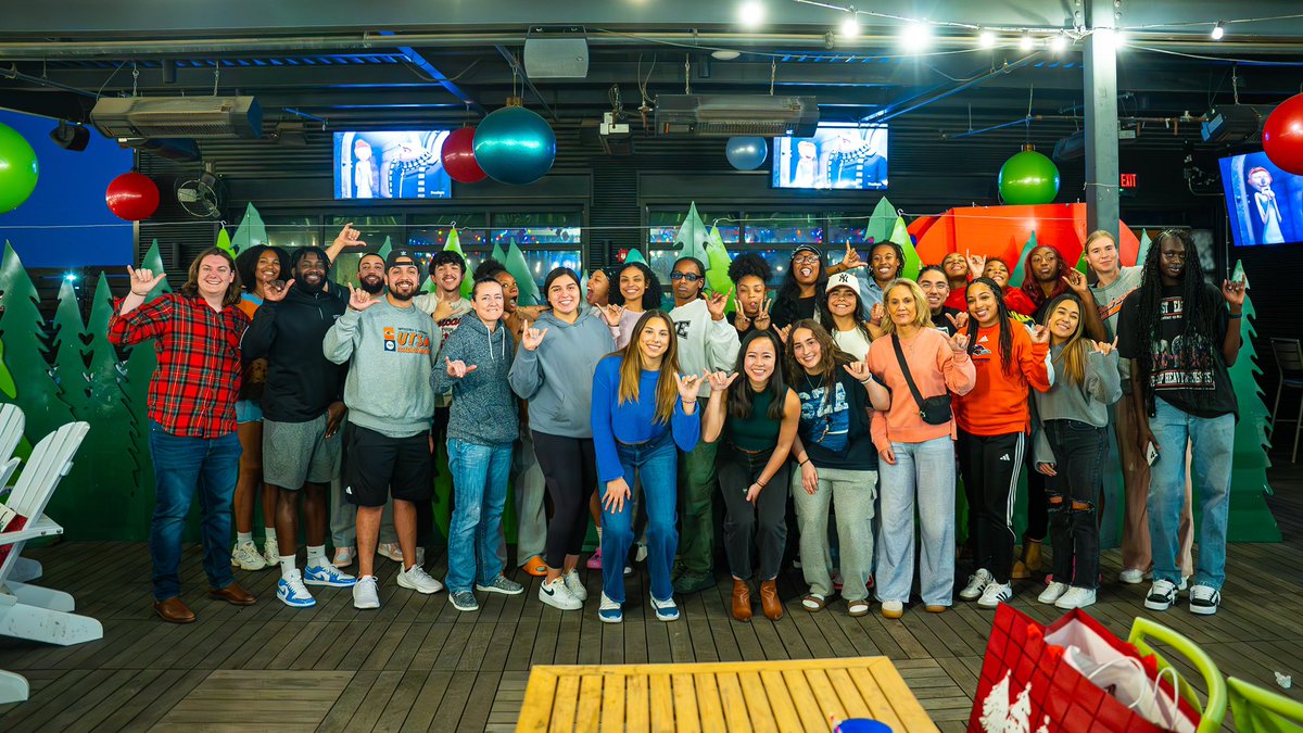 Tis the season 🎄

#BirdsUp 🤙 | #LetsGo210 | #CashIn 🏀