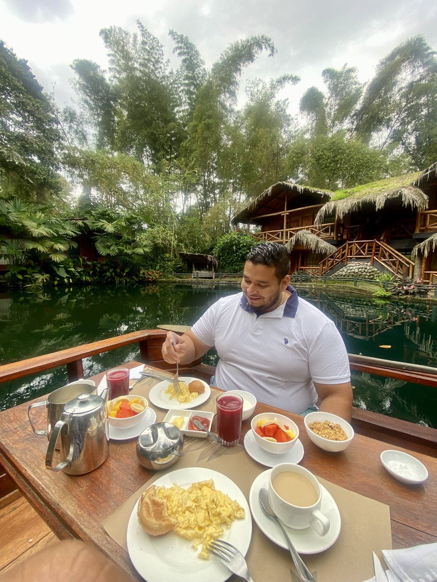 Maigidi's tweet photo. Hoy tuve un desayuno diferente en medio de un lago rodeado de ese paisaje🤩 Ecuador es una maravilla y se nota en cada uno de sus rincones mágicos. 
#Mindo #Ecuador https://t.co/cAekFKA9R4