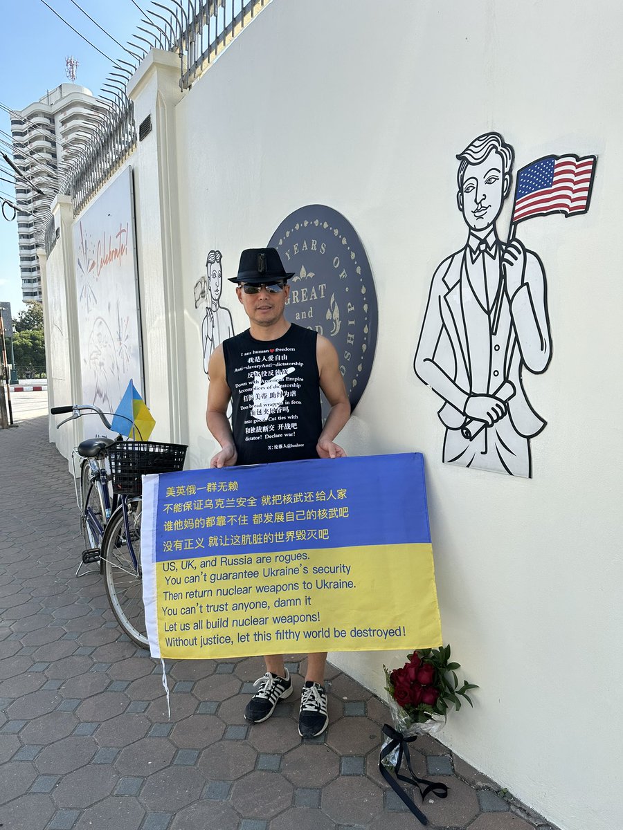 lunluor's tweet photo. 我是人爱自由，反奴役反独裁
1/
昨天上午十点之前我到的美驻清迈领事馆…使馆的工作人员还帮我拍了照…我发现我的旗子挡住了我文化衫上的字…我又让去使馆办完事出来的小伙帮我拍照，小伙接过了我手机，这时出来一大胡子，说了什么，小伙又把手机还给我。这两个人就是视频里过马路的两个人。
后来保安问我��饿吗？我说我一天吃两顿饭，习惯了。我看时间过了十一点半了，使馆下班了吧？问保安能帮我拍个照吗？保安没给我拍，去了窗口，是不是请示去了？这时使馆那位帅哥，从外面回来，我让他帮我拍了照片。两位使馆的工作人员都不厌其烦的帮我拍了照片。谢谢🙏非常感谢！这在中国几乎是不可能的！
我在老家时，我去政府部门举牌，找个给我拍照的可难了。我在清迈也是孤身一人，一人去一人回。

在我伟大祖国你举牌，不揍你一顿再拘留你，算你走运！
2022年7月25日我去里城道派出所举牌被打断6根肋骨，眼眶骨制，还拘留10天…
有视频为证https://t.co/wsY28AXI16
你让为人民服务的给你拍照，不没收了你手机，就算便宜你了。可不敢让他们给你拍照。
2022年腊月三十我在无极县政府门口举牌，里贵子村村民代表孙占刚和村书记王双军劝我回家。我让孙占刚给我拍个照，他一直瞅王双军，最后给我拍的照片，少胳膊没脑袋的。
孙占刚一见了我就喊我老同学老战友，拍个照都不想拍，敷衍我。

使馆人员还问我护照，我说没带。
问我住哪里，我说离这儿两公里。
再没人管我了，我在使馆门口站了两个多小时，馆长也不说出来，接见我一下，请我进去喝个茶什么的。
期间有一位办完事从使馆出来的女士对我说：我知道耶稣是公平的，虽然人很坏，但是有希望。加油！我也反对…加油！
她是白人，会汉语。她说我也反对…
后面我没听清。
还有一位路过的白人女士，她对我说什么，我听不懂，离开的时候给我竖了大拇指。

前天我在塔佩门展示我的招牌，然后我就发𝕏告知天下我去美驻清迈领事馆，没有一个同胞去给我捧场，清迈没有民主人士吗？你们都关注什么东西？
我𝕏应该是限流了，我从来没有上过热门，都是我在大v帖子下面发链接，蹭人家流量，现在蹭都蹭不到流量了。
前天在塔佩门来一帮东北人，其中一人说我是正义英雄。
人家是美人爱英雄，到他妈我这了怎么就成了英雄最寂寞！我不想寂寞，我也不想当什么英雄，我只是在努力做个人而已。