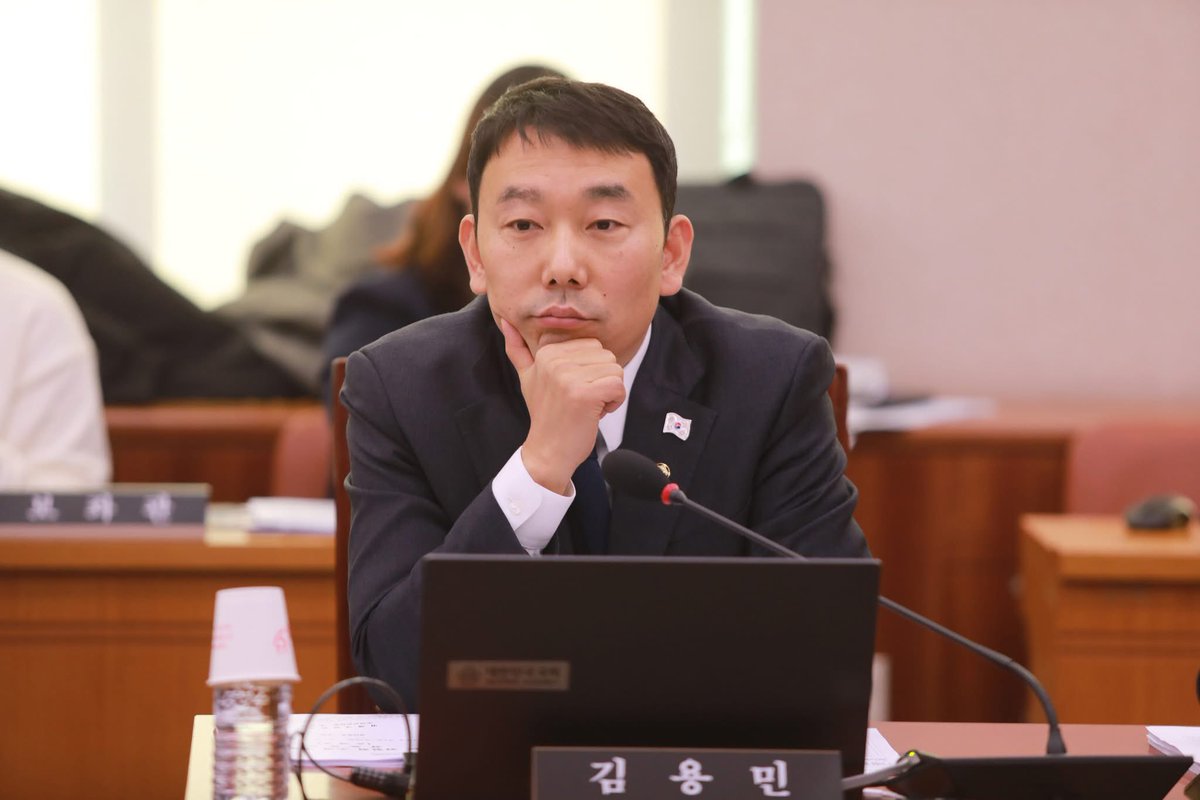 오늘 내란 우두머리에 대한 체포영장이 발부되었습니다. 법원이 범죄의 상당성을 인정한 것입니다. 

그러니 최상목 권한대행은 다른 생각 품지 말고 즉시 내란진압에 협조해야 합니다. 3가지를 즉시 하면 됩니다. 
1. 헌법재판관 3명을 즉시 임명하기 바랍니다. 2018년 문재인 대통령은 국회가 추천한