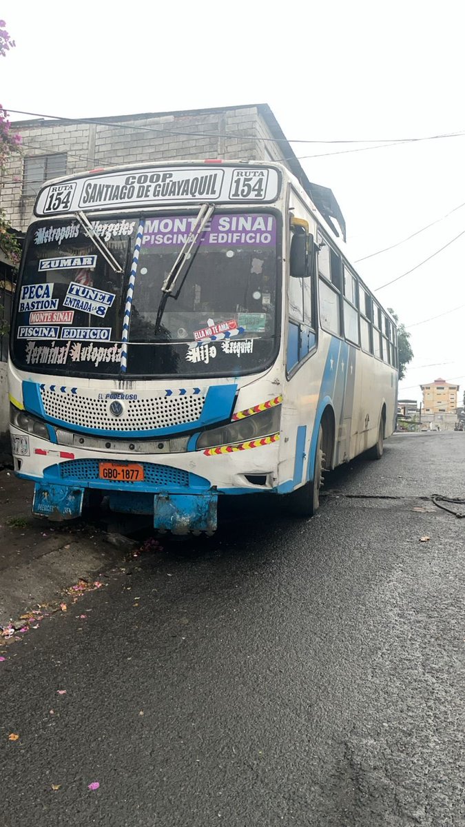 gabrielachuez's tweet photo. @ATM_Transito @ATMGuayaquil  bus de la línea 154 estacionado en la calle obstruyendo la entrada de un garaje y la circulación vehicular en una calle estrecha. Favor hacer presencia y retirar de la calle. https://t.co/JWTKgQUD5J