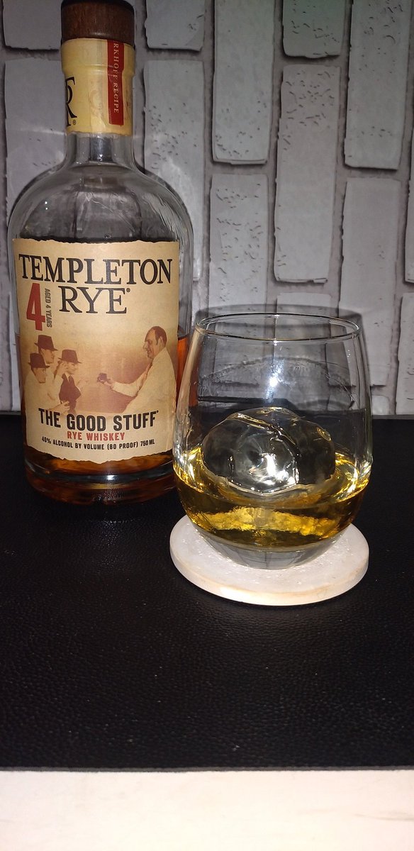 9639ryo's tweet photo. 続・月曜のウヰスキー
黒雷鳥で、〆る予定が #TEMPLETON4年 40%だけどライが強めでロックでも旨い良いヤツ、テンプルトンは旧ボトルの方がラベルが良いんだよね👍 #MellowCorn ボトル熟成じゃないけど、時間経過で飲みやすさ増すのが良いヤツ、ロックもHBも良い、ボンデッドなのも良き良き👍 https://t.co/0S4YkVJg8x
