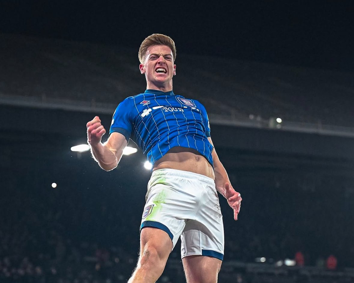 FabrizioRomano's tweet photo. 🔵📈 Ipswich Town manager McKenna: “You can see Liam Delap is a different beast now to what he was in July”.

“When you're seeing that rate of improvement from a 21-year-old that's a really positive sign”. https://t.co/dxGElXGRxs