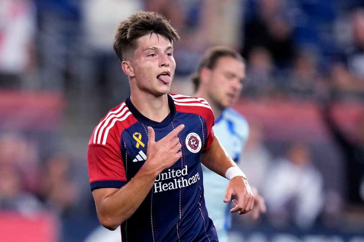 tombogert's tweet photo. Sources: The deal for PSV to sign Bosnia and Herzegovina int’l winger Esmir Bajraktarevic from the New England Revolution is all set. 

Bajraktarevic, 19, is en route to complete his medical and complete his transfer to PSV. https://t.co/VIYPnuIApT