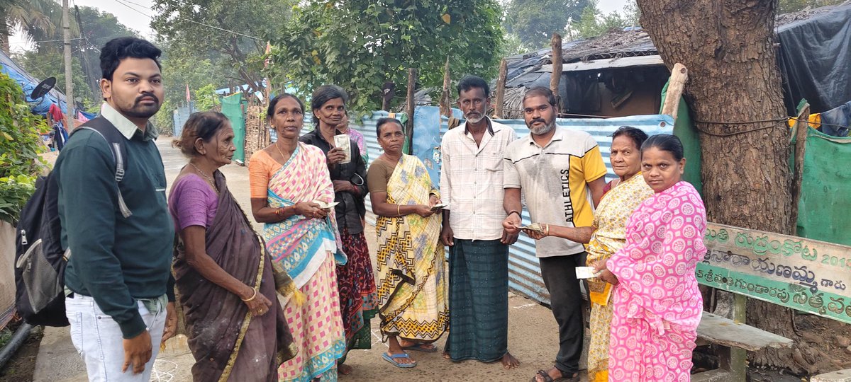 bosesavili's tweet photo. ఆంద్రప్రదేశ్ రాష్ట్ర ముఖ్యమంత్రి వర్యులు మాన్యశ్రీ @ncbn గారి ఆదేశాల మేరకు జనవరి నెల పెన్షన్లు ఒక్కరోజు ముందుగానే పంపిణీ చేయటం జరిగింది.మా స్వగ్రామం రుద్రమకోట గ్రామంలో జరిగిన పెన్షన్లు పంపిణీ కార్యక్రమంలో పాల్గొనటం జరిగింది. @naralokesh
#PensionPandugaInAP
#ITDPForTDP 
#HOPE0138 https://t.co/s5tX38CgVN