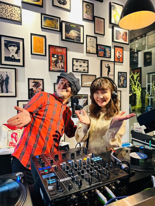 satokoonoe's tweet photo. やっぱしすごいぜグルーヴあんちゃん師匠🙏DJタイムを盛り上げて下さいました🍩私のDJ前MCでバタバタしていた所ふと見ると私のレコードをセットしてくれている師匠の優しさ/しかし頭出しはしてくれていない師匠の厳しさ、いや優しさ。unchantable recordsもcheck! #おのえ765 #fmcocolo765 #toothmart https://t.co/z9DnHLtxuB