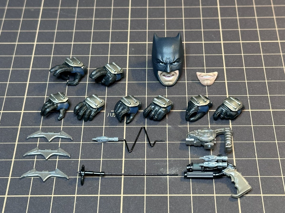 K2Works1's tweet image. 1:12 THE FLASH / BATMAN

雄叫びヘッド←before/after→

豊富なハンドパーツと
バットサイクル用のハンドパーツも付属。

明らかに首が短かった為1.5mm延長👍

#创世模王 #MODOKING #MAFEX
#BATMAN #THEFLASH