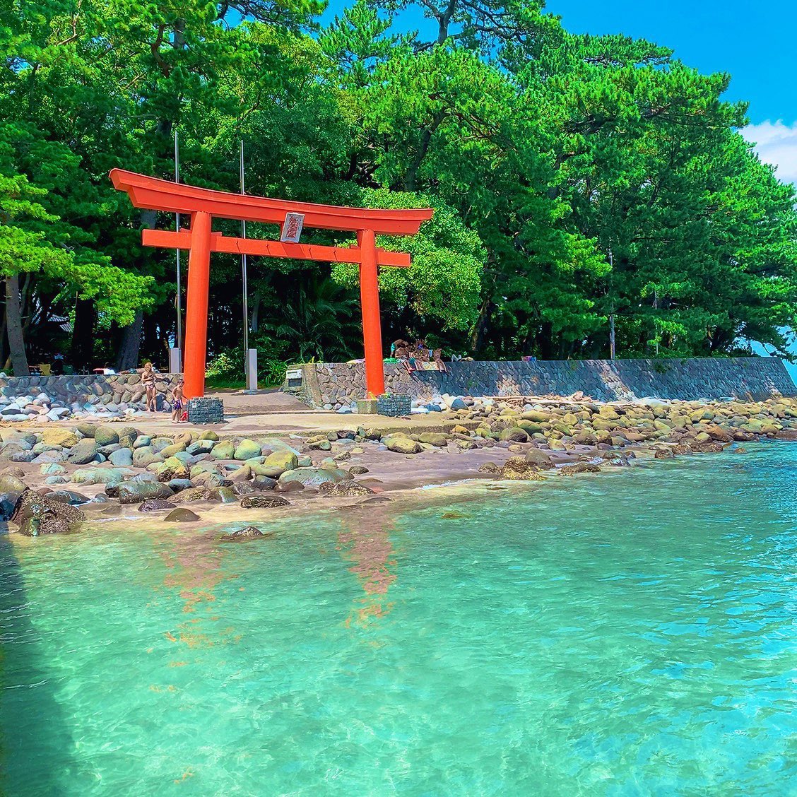 mm__ii89's tweet photo. 2025年、絶対行くべき
『神秘的な絶景パワースポット』

透明感ばつぐんの青い海と、海に浮かぶような真っ赤な鳥居。お天気が良い日は富士山も見える。あの江原啓之さんも「はかり知れないパワーを感じる」と大絶賛した、秘境スポット。 https://t.co/57UFB3b1Vx