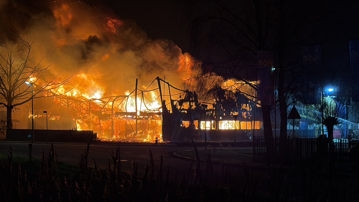 Robbert_15's tweet image. Geen houden meer aan met de wind, #waalwijk #brand @omroepbrabant