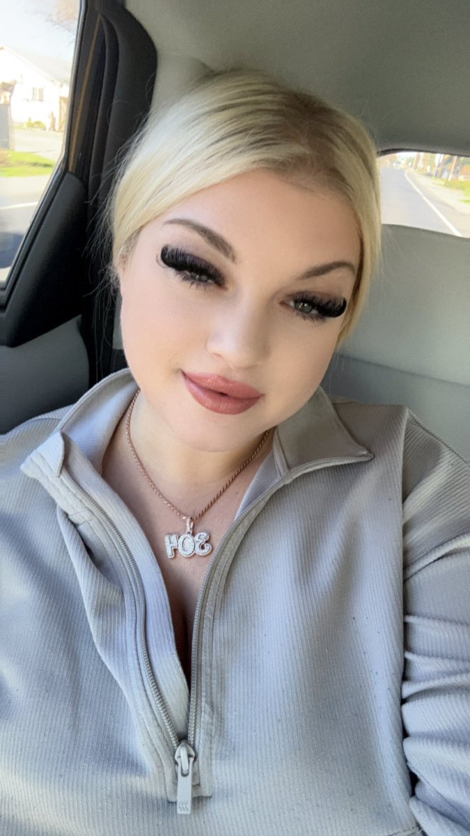 chelsirose21's tweet image. Running errands ❄️ #Backseat #Drivemearound