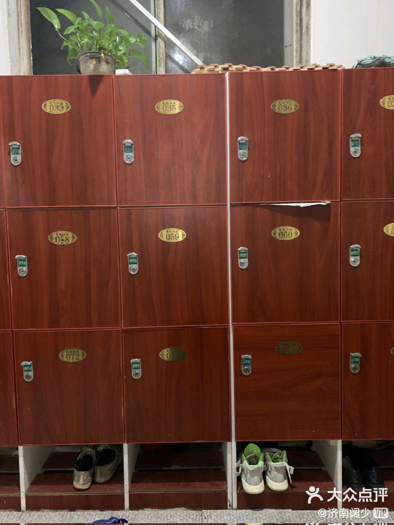 jordanqi on X: 这样的浴室挺好，既能看到帅哥帅大叔，也能闻到他们鞋袜的味道，硬硬的时候让搓澡工搓下澡，济南有一起的小伙伴没