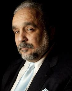 williecolon's tweet photo. Antes del surgimiento de la ciencia, la electricidad y las computadoras, el poeta Hesíodo vivió en los siglos VIII-VII a.C. y escribió sobre el mito de la caja de Pandora. **Pandora**, la primera mujer creada por los dioses, fue moldeada por Hefesto bajo las órdenes de Zeus. Diversos dioses y diosas la dotaron de belleza, encanto e inteligencia. 

Zeus le dio a Pandora un recipiente (a menudo mal traducido como "caja") como regalo de bodas cuando fue enviada a la Tierra para casarse con Epimeteo, el hermano de Prometeo. Sin embargo, Zeus le advirtió que nunca debía abrirlo. Pandora no sabía que dentro de él se encontraban todos los males del mundo, como la enfermedad, la muerte y la desesperación. 

Impulsada por la curiosidad, Pandora finalmente abrió el recipiente. Al hacerlo, todos los males y sufrimientos escaparon, extendiéndose por el mundo y afectando a la humanidad para siempre. Al darse cuenta de su error, Pandora cerró rápidamente el recipiente, dejando dentro únicamente **la esperanza**. 

Han pasado aproximadamente 2,824 años desde la época de Hesíodo, y sin embargo, la humanidad se encuentra frente a un dilema igualmente profético, esta vez relacionado con la inteligencia artificial (IA). Los humanos siempre se han definido por la escasez del conocimiento. El conocimiento era la "moneda" que hacía necesaria nuestra interdependencia: si necesitabas un médico, un plomero o un agricultor, buscabas a alguien que hubiera dedicado su tiempo a dominar ese conocimiento. Esta necesidad de especialización nos unía y hacía esencial la cooperación para sobrevivir.

Ahora, con la IA recopilando y procesando todo el conocimiento humano, recurrimos a herramientas como ChatGPT o Google para obtener información. El conocimiento está convirtiéndose en algo infinito, accesible de inmediato. Como resultado, el valor del conocimiento —antes nuestro recurso más preciado— está disminuyendo. ¿Por qué invertir años estudiando cuando la IA puede proporcionar respuestas al instante?

A medida que esta tendencia se acelera, el conocimiento corre el riesgo de volverse insignificante, tan común como el agua. Cuando eso suceda, ¿qué harán los humanos para encontrar satisfacción? ¿Qué propósito tendremos? Al pasar de ser los creadores de la IA a sus "mascotas", surge una inquietante pregunta: ¿qué rol cumplirá la humanidad?

El desarrollo de la computación cuántica pronto permitirá calcular y almacenar cada idea, emoción y pensamiento concebido por el cerebro humano analógico. Eventualmente, esta vasta reserva de cognición humana podría transferirse por completo a una máquina. En ese punto, la humanidad enfrentará una pregunta existencial: ¿nos rendimos a la extinción o intentamos "cerrar el recipiente" antes de que sea demasiado tarde?
