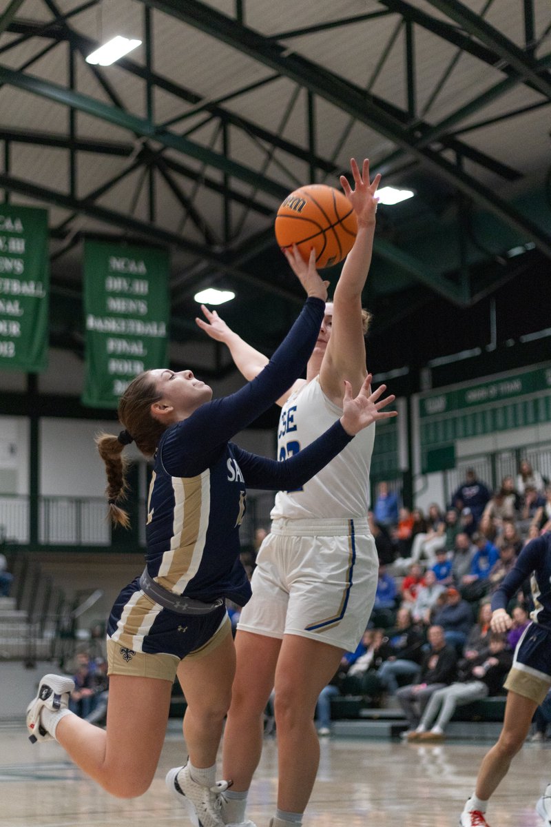3Q 6:30 | Central Southeastern 32, Bloomington CC 22

While the Panthers had a 32-18 lead at the half, led by Lauren Miller's 21, the Saints have scored two quick buckets to start the third quarter.

Tune in NOW at TheClassic.TV

#ClutchUp