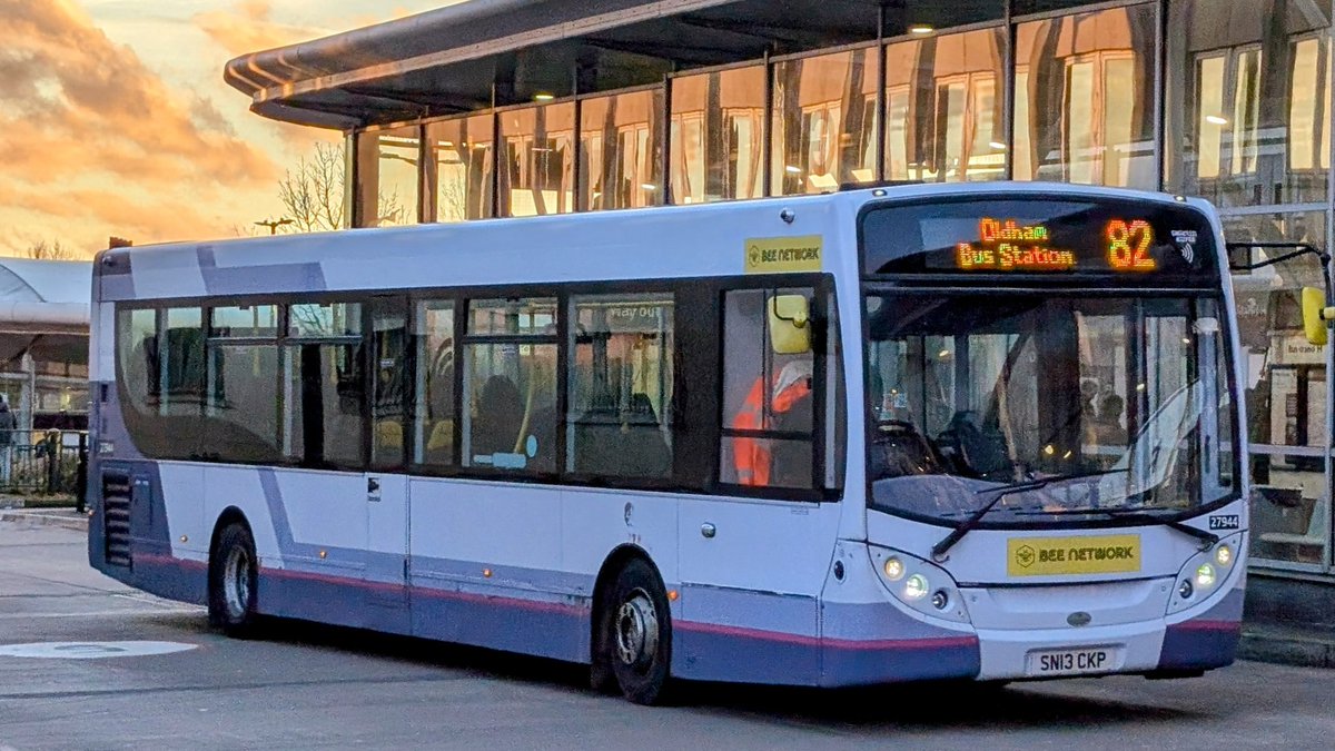 WC2512's tweet photo. Sunset π
@BeeNetwork @StagecoachGM 27944 - SN13 CKP in #Oldham Bus Station this afternoon working a 82 service back to #Sholver. https://t.co/QhRN1fslf5