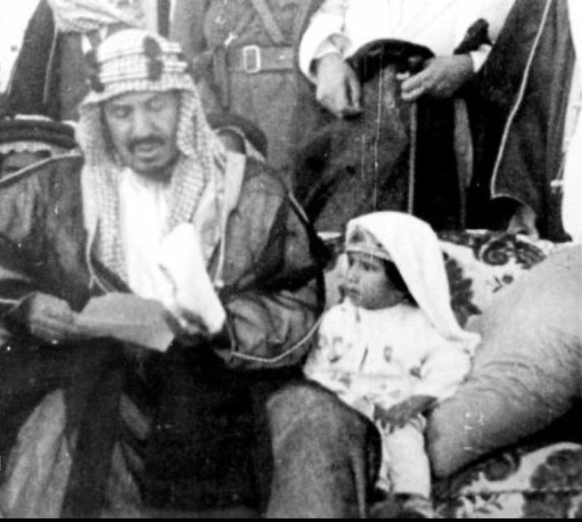 الذي يجلس بجوار الملك عبدالعزيز طيب الله ثراه، هو اليوم القائد العظيم الذي يرسم مستقبل المملكة المشرق الملك سلمان امد الله في عمره 🇸🇦 #الملك_سلمان_89_سنة