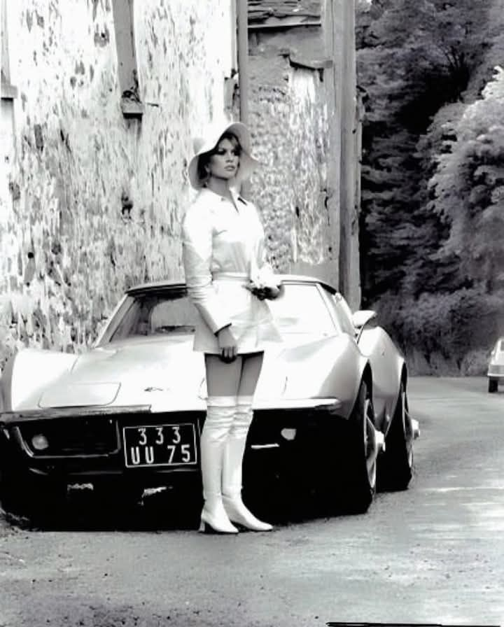 Brigitte Bardot et  Chevrolet Corvette  1969