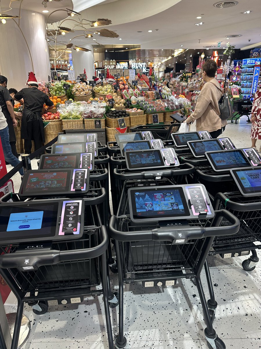 globalcd2022's tweet photo. タイのスーパーのカートが最先端過ぎた！ https://t.co/lrjZdcbF1D