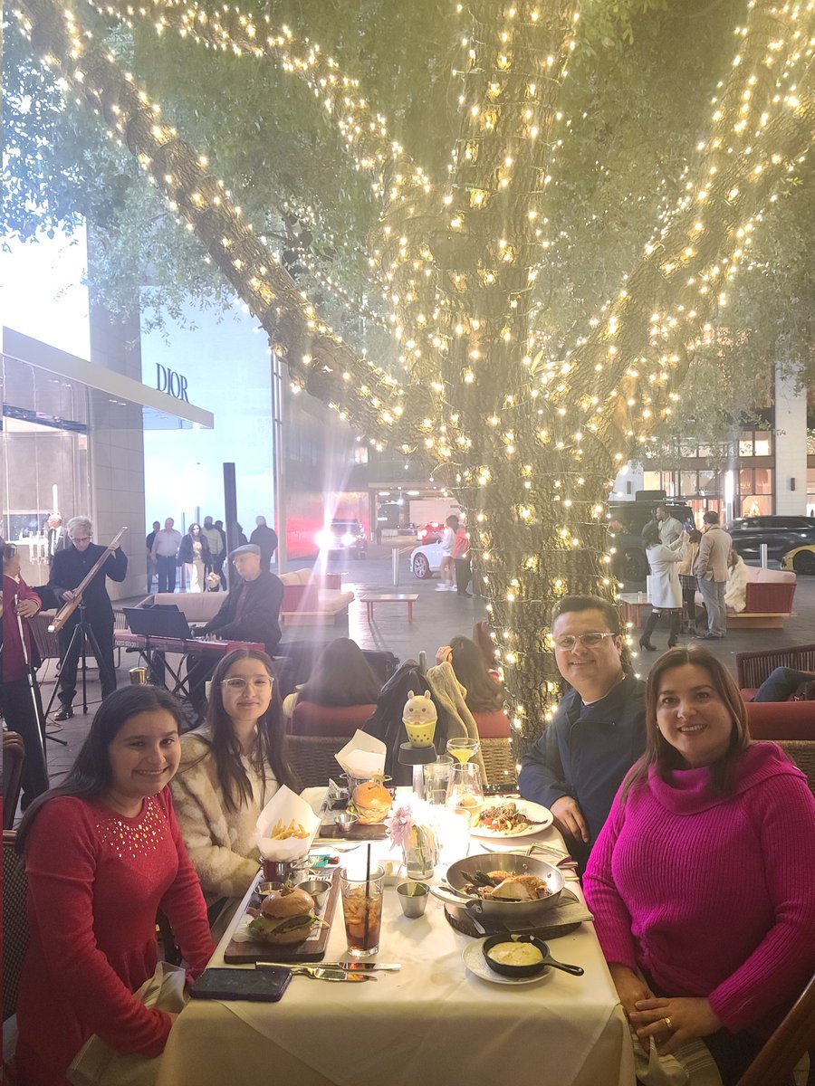 Ms_VillamizarBL's tweet photo. During this break, I've been able to give to my community, exercise/train, and enjoy myself with family and friends! #winterbreak #makeverydaycount #countyourblessings #teacherlife #MRobPRIDE #family https://t.co/F8eB21xR0f