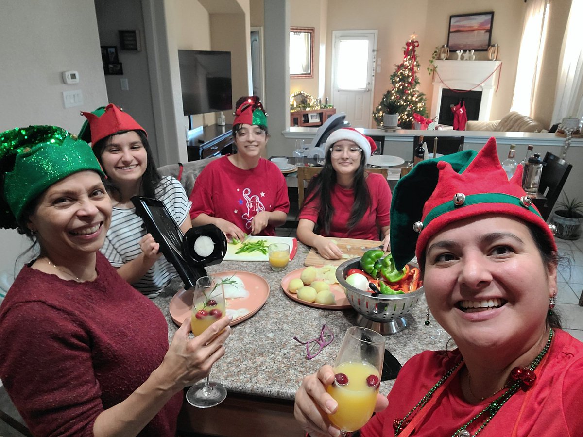 Ms_VillamizarBL's tweet photo. During this break, I've been able to give to my community, exercise/train, and enjoy myself with family and friends! #winterbreak #makeverydaycount #countyourblessings #teacherlife #MRobPRIDE #family https://t.co/F8eB21xR0f
