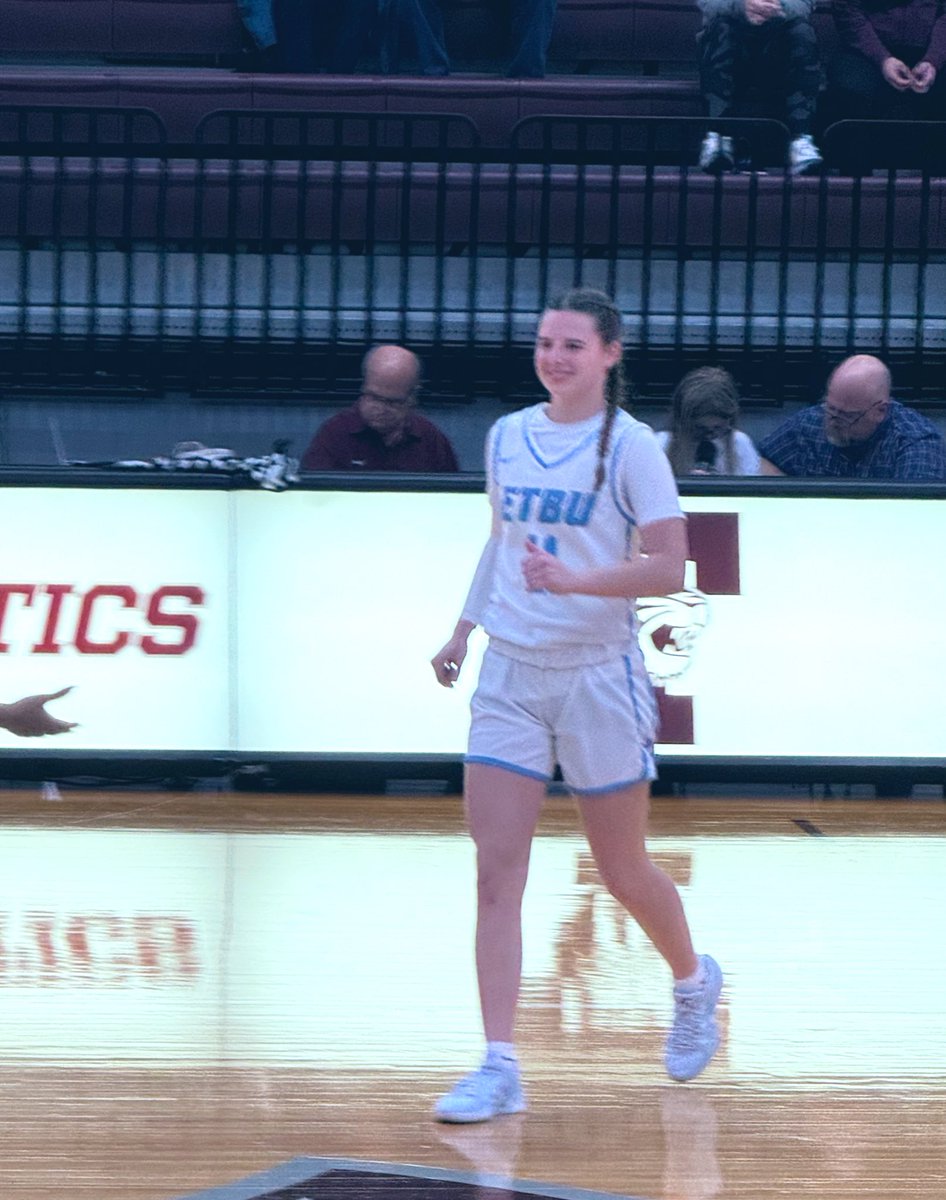 atxelitebball's tweet photo. The smiling assassin @HurtaMadison was putting in work on Sunday with a team leading 18 and should have had a smoothed 23! She plays like she loves to play and it’s contagious. Bonus is her being a knock down shooter 💪🏾🙌🏾👏🏾👊🏾🫶🏾. #AEALUM #AESWAG @Jason_Hurta19 @Elite40League https://t.co/Qeyg1rR7j6