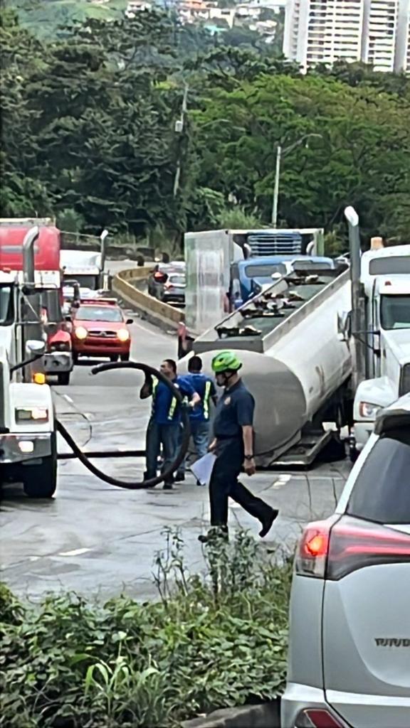 Un cisterna que se accidentó en la subida de la vía hacia Arraiján, cerca al estadio Rod Carew, ha provocado un tranque de grandes proporciones. Paciencia a los conductores  que se dirigen  a sus casas.