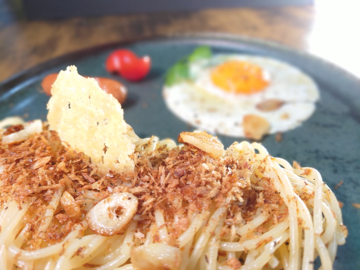 normal_kazz's tweet photo. 皆さん、年末にごちそうを食べる中、家の朝はシチリア風貧乏人のパスタ。パン粉だけやと寂しいので、初めて焼きチーズの飾りも作ってみた。もう少し網々になると良かったけど、初めて何でこんなもんでしょ?でもこれが美味しかった♪
#朝パスタ #シチリア風 #焼きチーズ #ravida #aosトラットリア https://t.co/l2u2CIqC5s