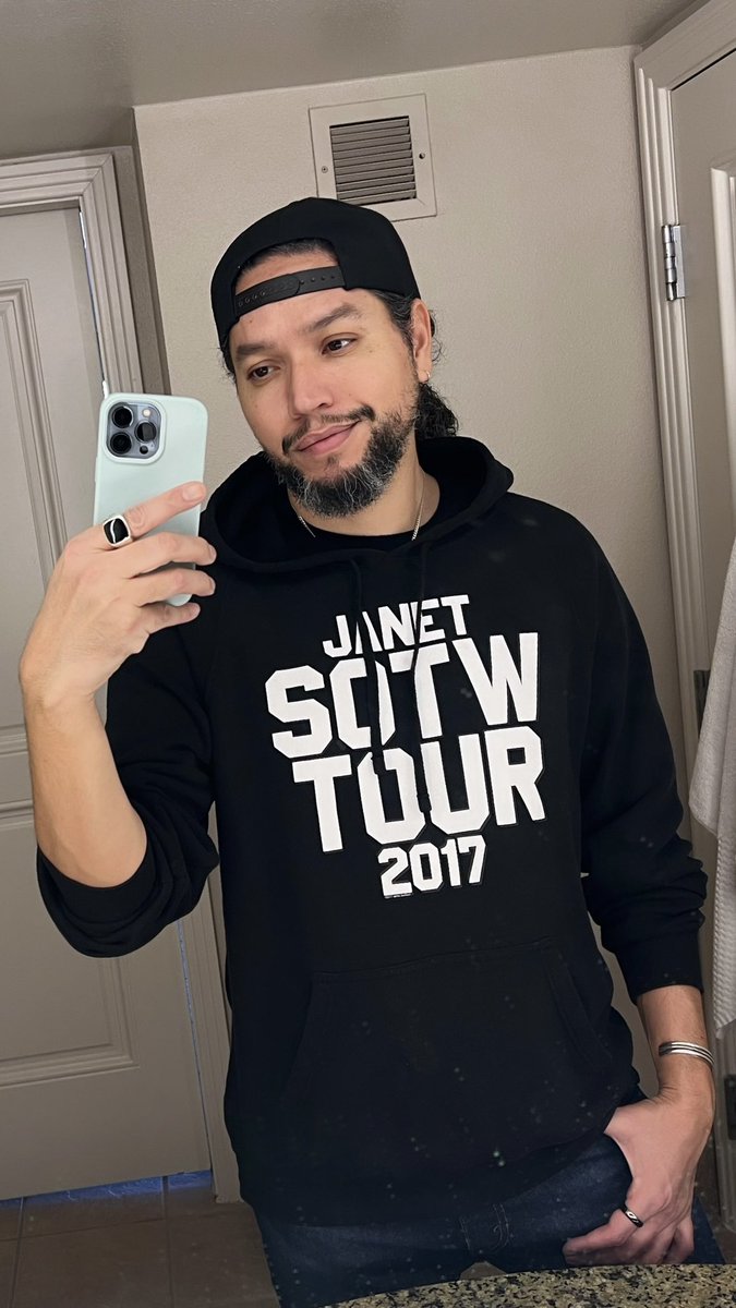 grumpygaybear80's tweet photo. Thankfully, no longer feeling like death, so back on my feet for opening night! Hit up the Resorts World theater store for merch 😃 #JanetJackson #janet #vegas #janetjacksonresidency #janetjacksonvegas #JanetJacksonLasVegas @ResortsWorldLV @JanetJackson https://t.co/3pGxI6ZWTj