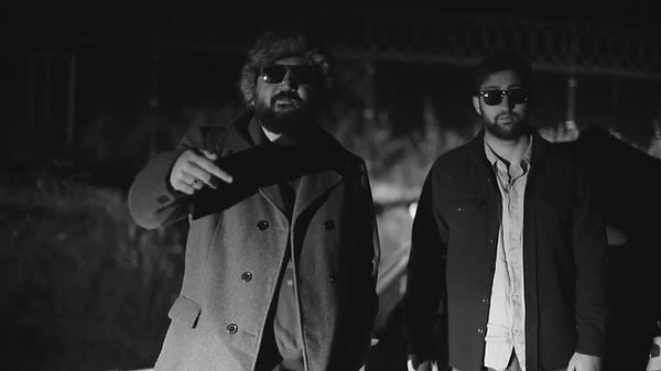 31 aralık gecesi saat tam 23:58:57'de eypio - günah benim dinlemeye başlarsanız yeni yılda duyacağınız ilk cümle "bir başıma girdim yılbaşına" olur.