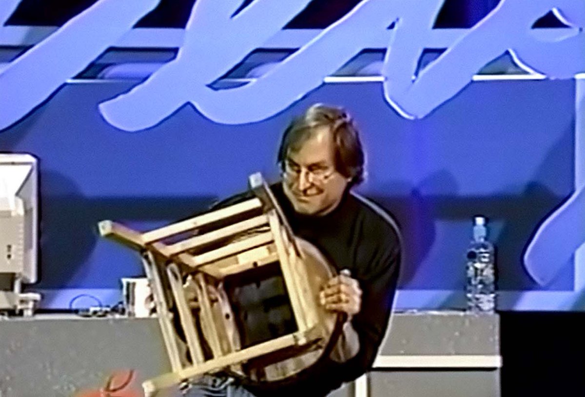 En 1997, alguien humilló públicamente a Steve Jobs:

'Usted no sabe de qué está hablando'.

Su respuesta no solo lo reivindicó frente a miles de personas, sino que definió cómo liderar bajo presión.

Hoy, es una lección que sigue inspirando al mundo 🧵