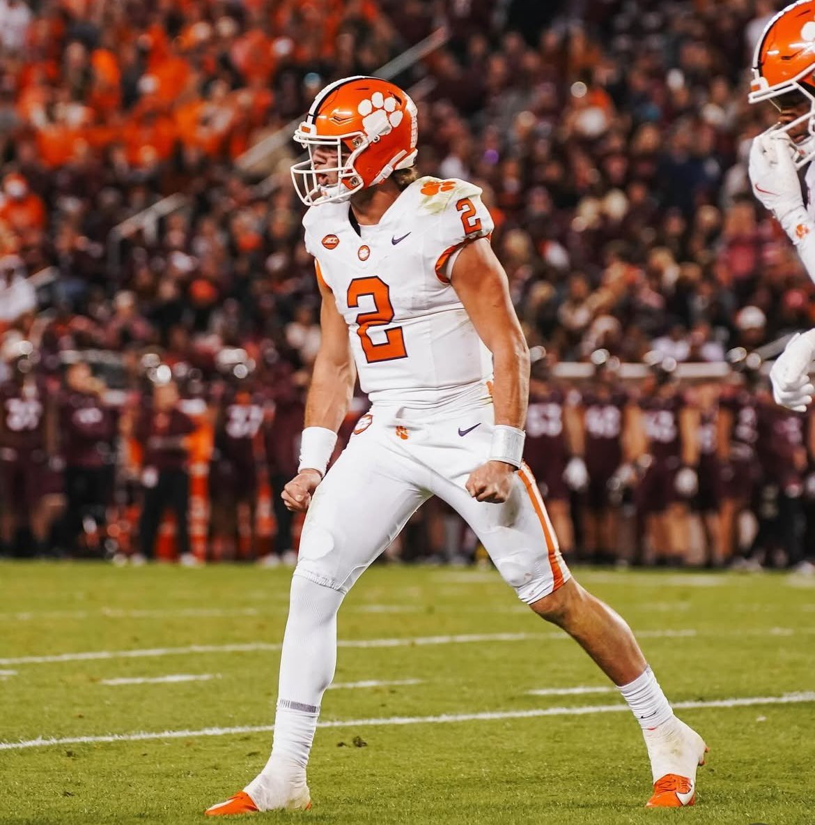 adamdropsbombs's tweet photo. QB1 IS BACK 🐅 https://t.co/jne99HPOJc