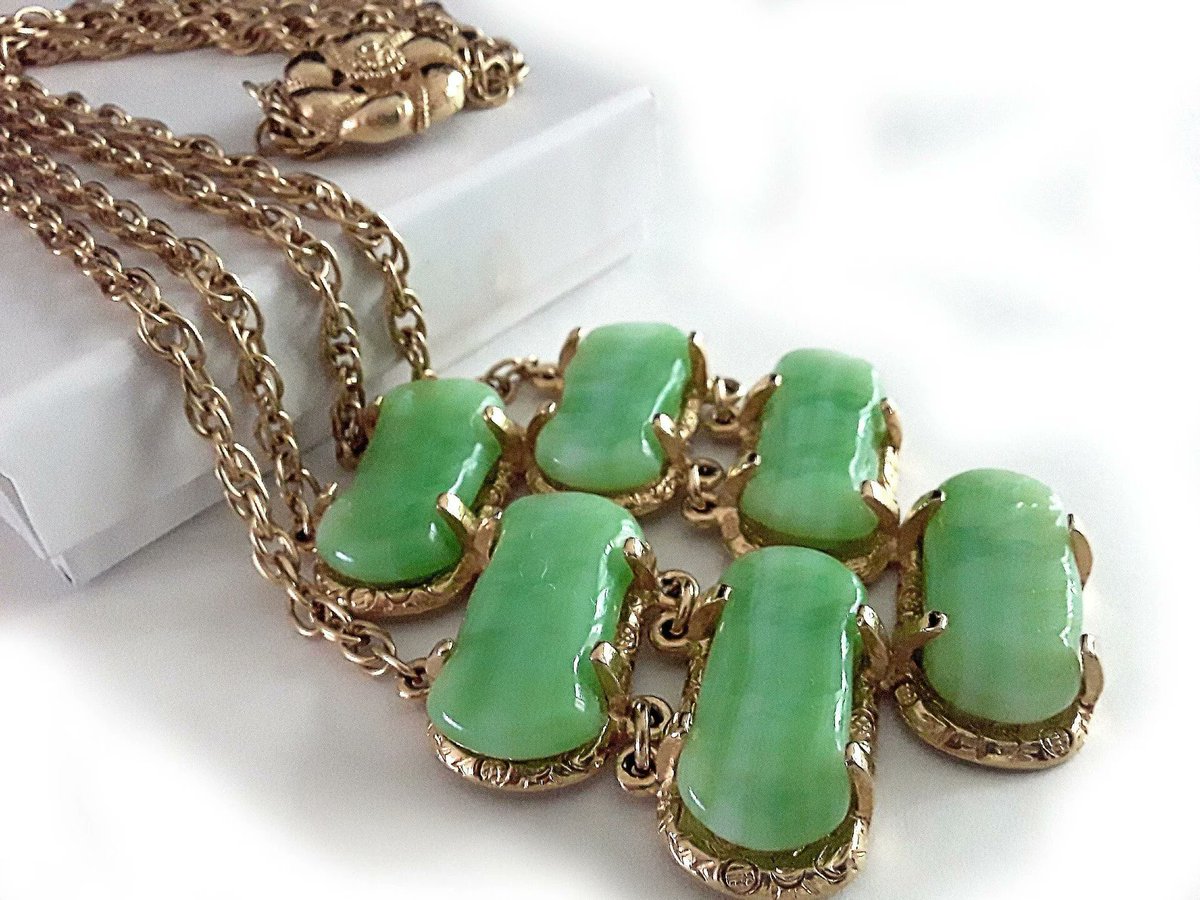 renaissancefai's tweet photo. https://t.co/62Enc2G9qB
#necklace #vintage #glass #molded #doublestrand #green #JudithMcCann #designer #signed #goldtone #goldplate #ropechain #cabochons #large #statement #designer #signed #thick https://t.co/eDDG3PNG03