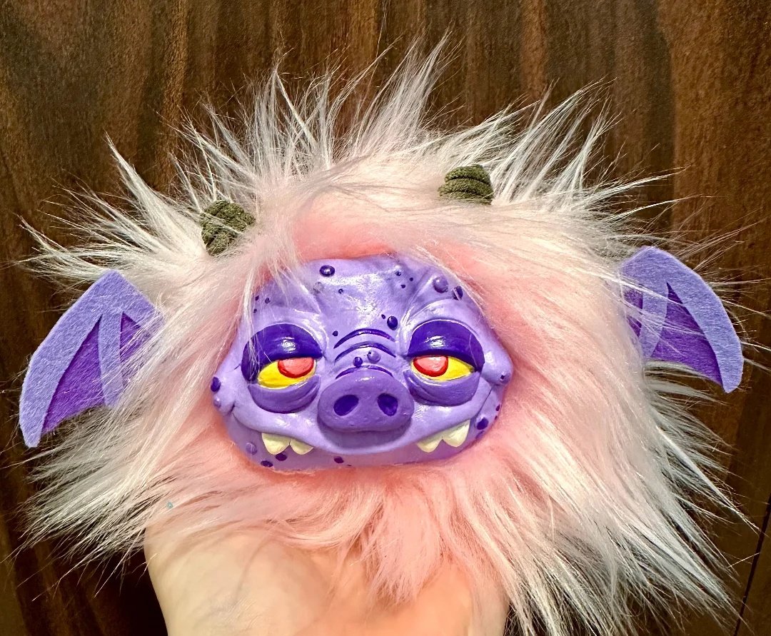 Kittenfishes's tweet image. First Creepy Eeepy completed! He&apos;s my first try at an #artplush so he&apos;s got some imperfections but his face is still cute! 
 His name is Dim-Wad, he likes dark places like under restaurant tables; there&apos;s lots of pre-chewed gum for him down there!