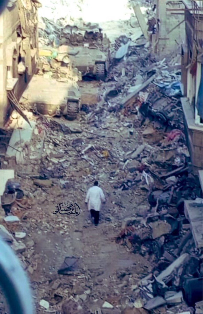 “Boşuna uğraşıyorsunuz, devrimci için yok oluş yoktur. Ben kıyamet günü gibiyim, bir gün mutlaka geleceğim.” diyor Kemal Advan Hastanesi başhekimi Dr. Hüssam Ebu Safiyya.

Beyaz önlüğümüz daha izzetli bir yürüyüşe şahit olmamıştır!

#FreeDrHussamAbuSafiya 
#SaveDrHussamAbuSafiya