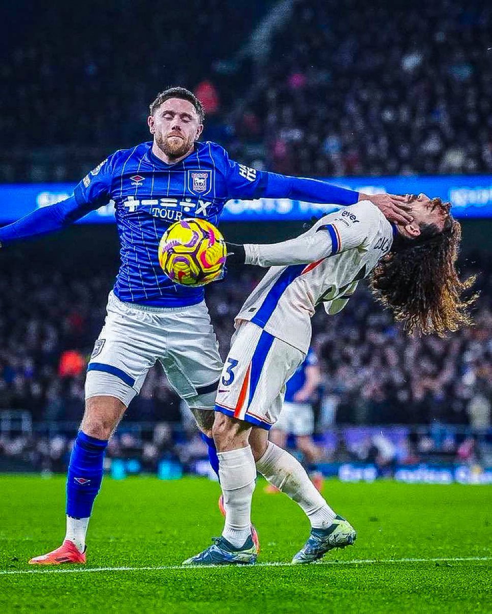 Fótbolti og ekki fótbolti? 
Djöfulli eru margir viðbjóðslega leiðinlegir fábjánar í þessari deild sem kosta meira og fá meira borgað en heilt lið af ungum mönnum sem elska íþróttina 💙🤍💙