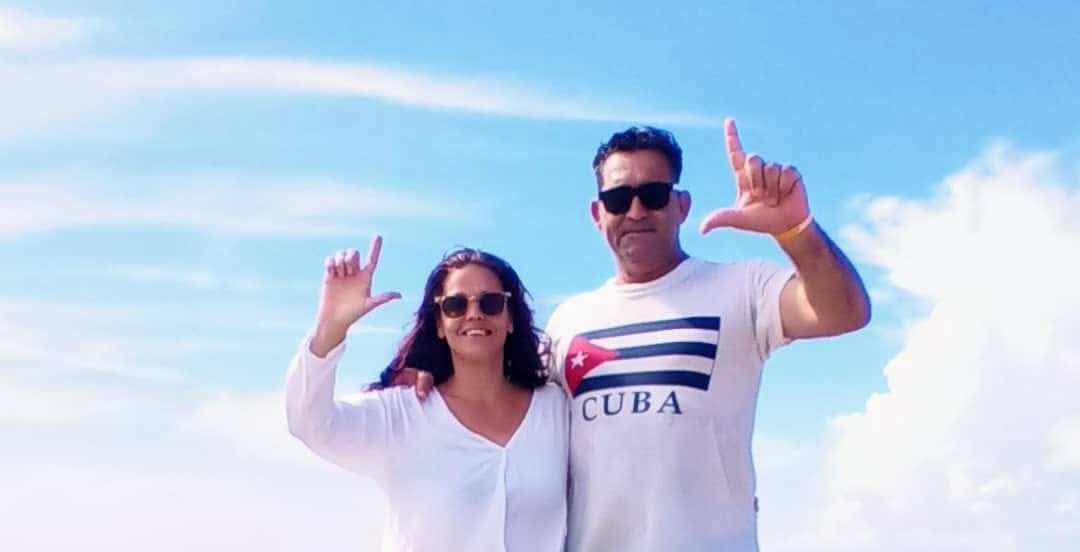 Acabo de entrar a Facebook y me encuentro con esta reflexión bestial de mi hermano Luis Rodriguez, esposo de la Ex-Presa Política Angélica Garrido. Una reflexión que viene del corazón de un luchador, en la "caliente", con una moral y una nobleza qué ya quisieran los "caza cambio