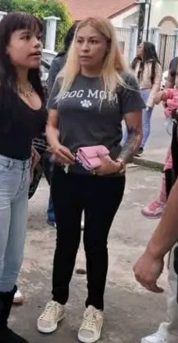 DCecol's tweet photo. Esta es la mujer que lanzó un cazo con aceite hirviendo a una empleada del restaurante "Antojos Rinconada" en Xalapa, Veracruz. Si la conoce denúnciela a las autoridades. https://t.co/cduFOy6Ba9